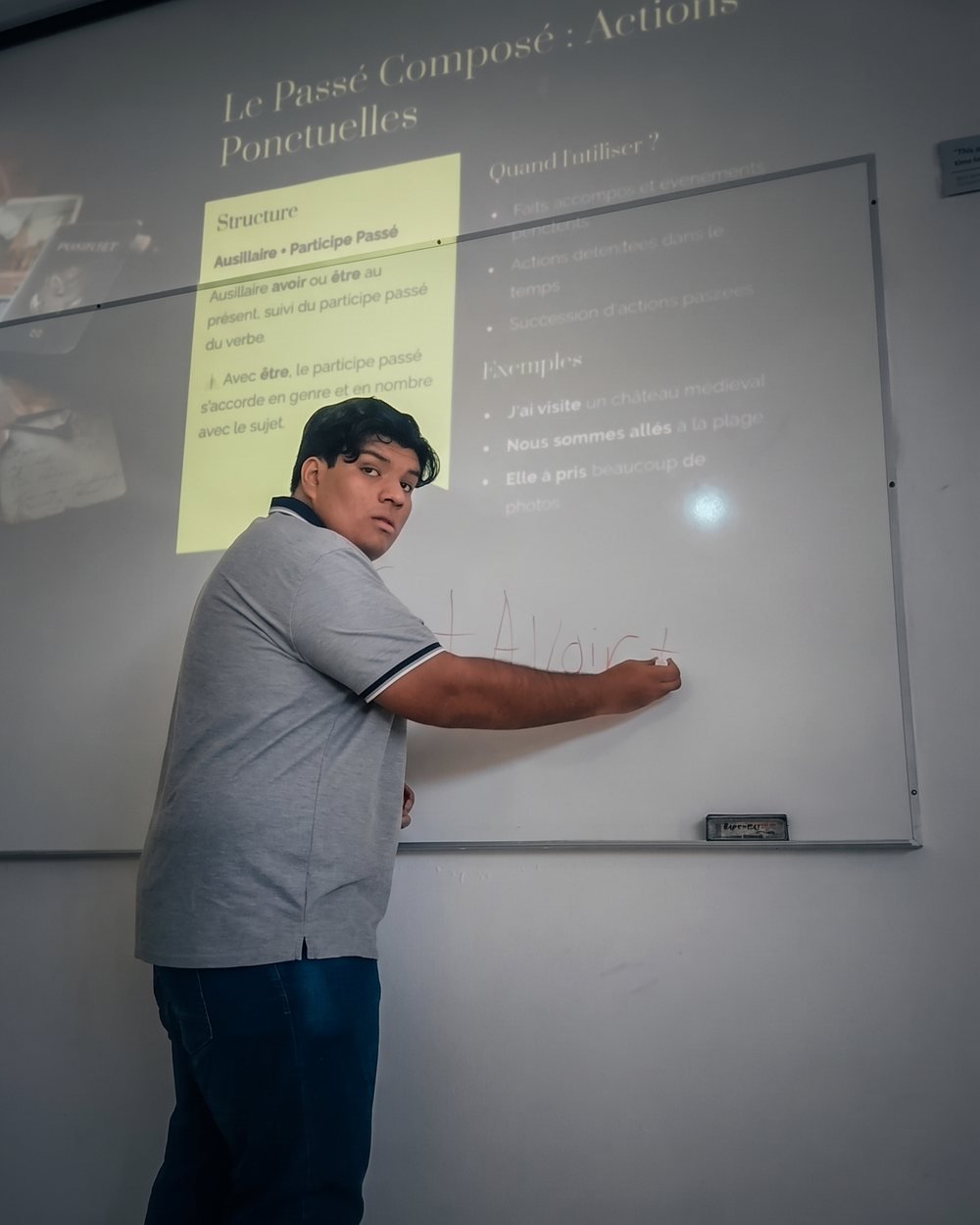 Daniel Barranco dando clase de francés frente al pizarrón